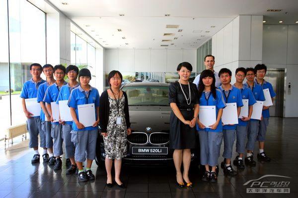 公司人力资源高级副 总裁李晶女士等嘉宾与同学们在宝马沈阳工厂展厅